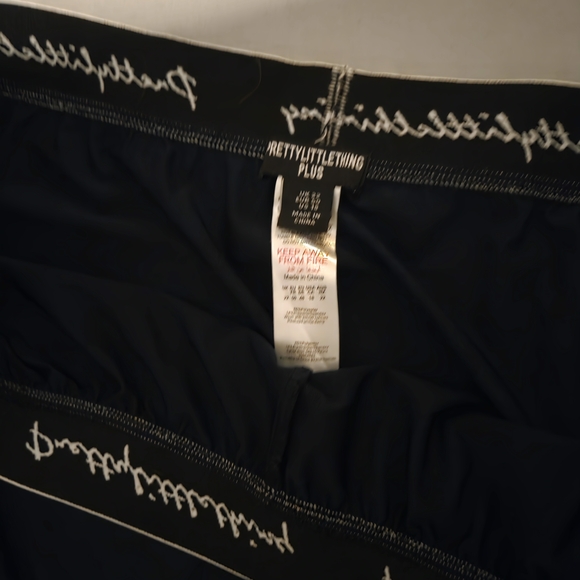 PrettyLittleThing Navy Branded Long Sleeve Crop Top & Lounge Pants - Picture 4 of 5